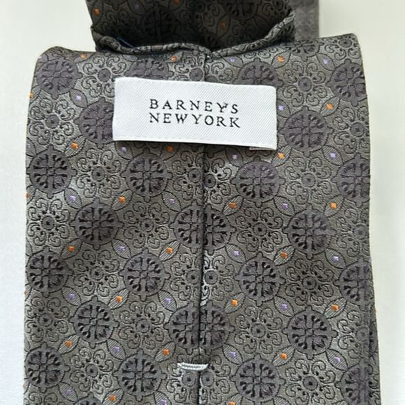 100% silk Barney's New York Tie - Picture 4 of 5